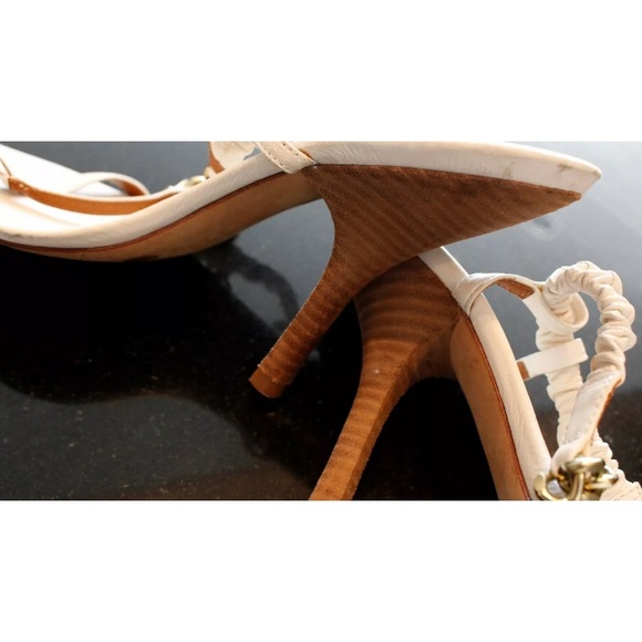 BCBG MAX AZRIA HEELS.  SIZE 9 ALL LEATHER!  WHITE COLOR WITH CHAIN. T- STRAP. - Picture 4 of 6